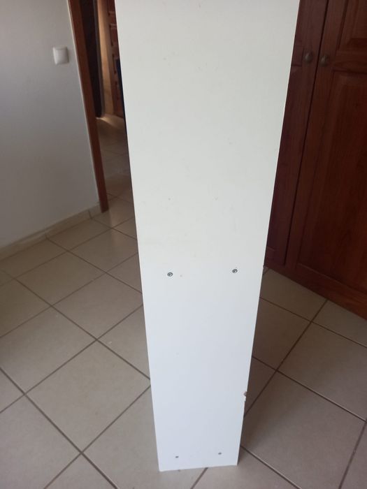 Movel branco de pesteleiras