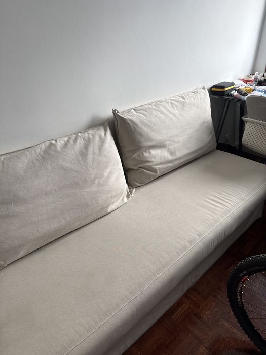 Sofá cama Ikea com almofadas