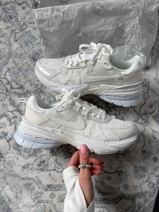 Nike V2K Runtekk White Flowers трендові жіночі кросівки найк в2к рантек