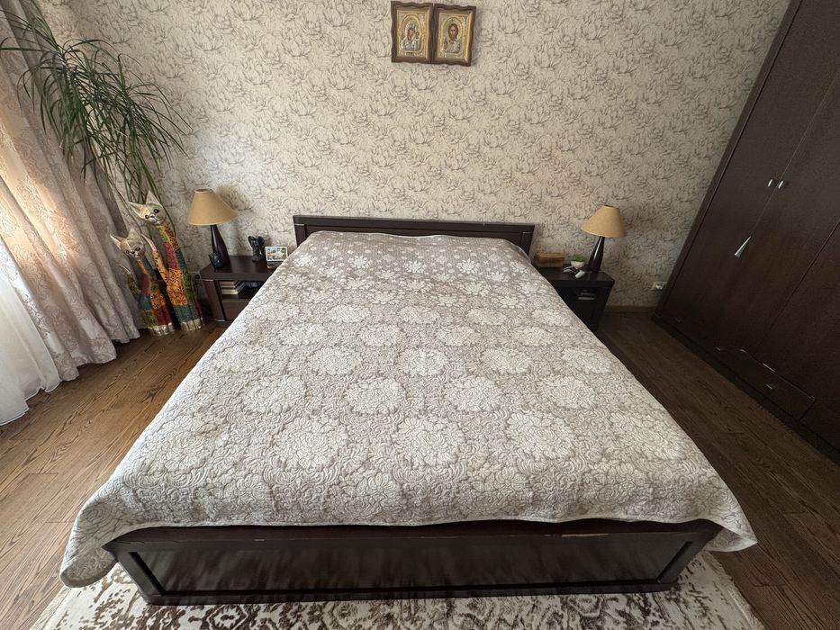 Продам комплект мебели для спальни цвет Венгэ