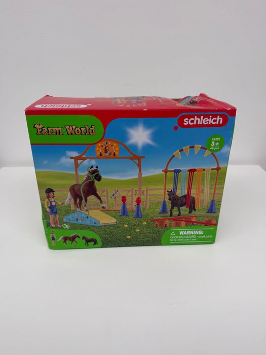 Schleich FARM WORLD  Zestaw startowy z torem przeszkód dla kucyków 42481. Zestaw z 2 kucykami, dziewczynką, przeszkodami i akcesoriami