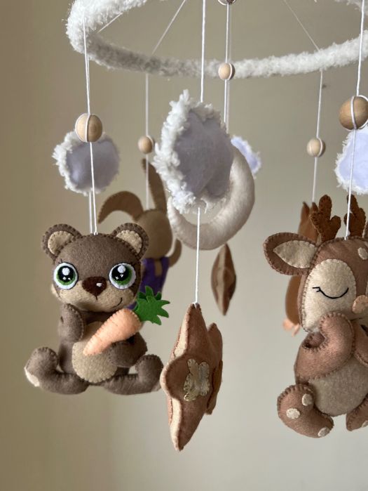 Мобіль у ліжечко з фетру
