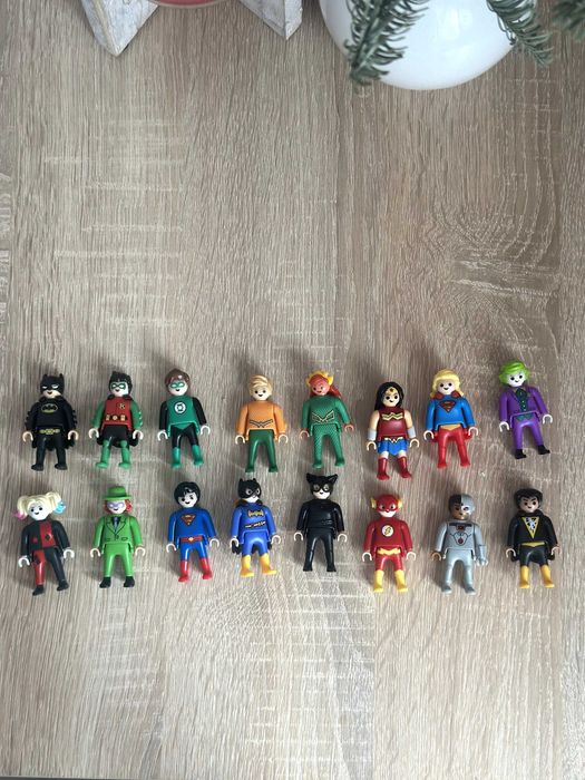 Фігурки Кіндер із серії DC PLAYMOBIL