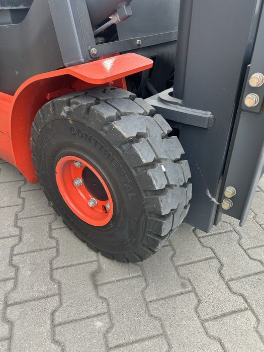 Woózek widłowy Linde E25