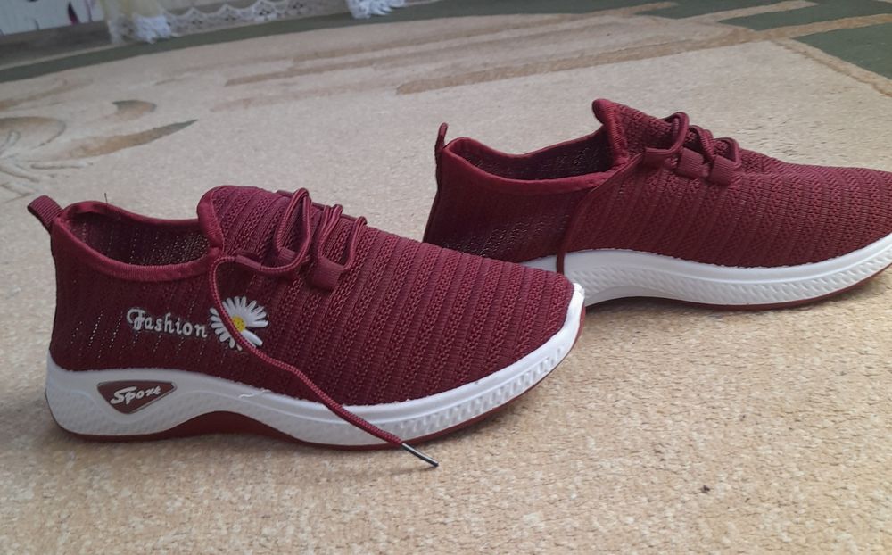 Кросівки р.38-39, нові.