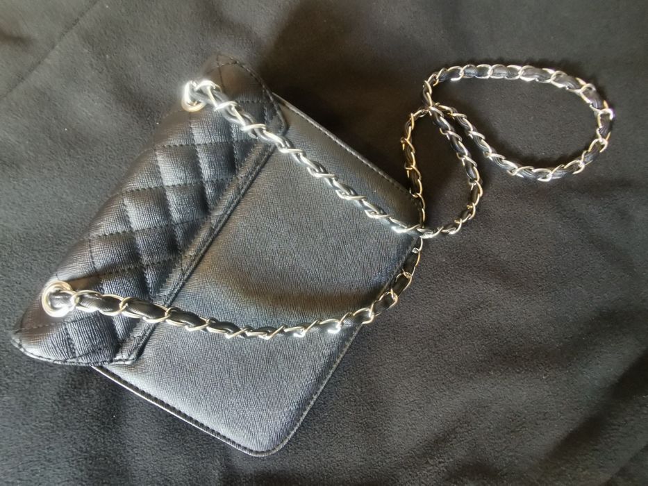 Torebka mała czarna elegancka łańcuszki