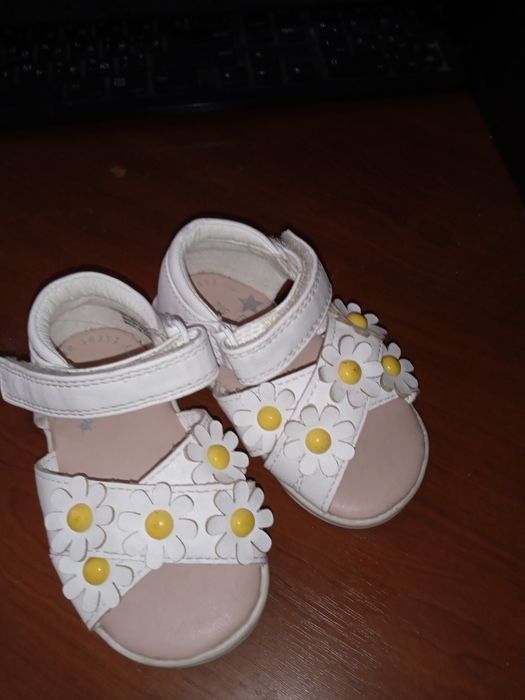 Босоніжки для дівчинки малечі