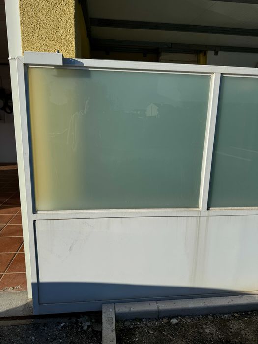 Portão MUITO BOM ESTADO: Ferro / Branco / Acrílico / Rolamentos