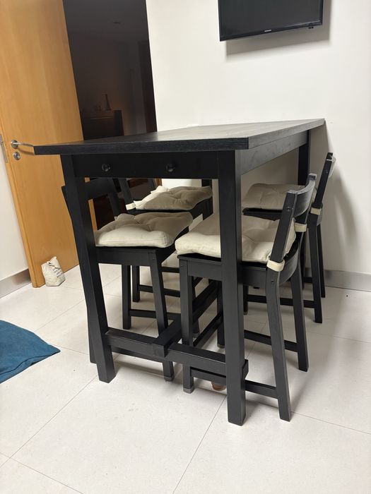 Mesa alta de cozinha com cadeiras