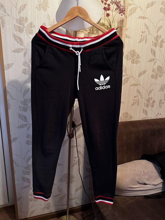 Жіночій спортивний костюм adidas розмір с