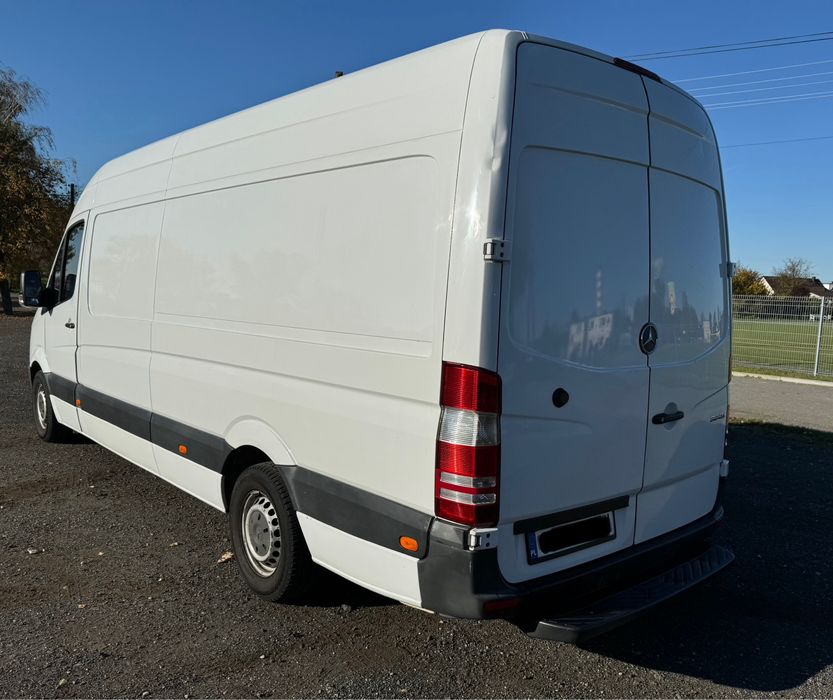 Wypożyczalnia samochodów Wynajem busa dostawczego Kontener - Winda