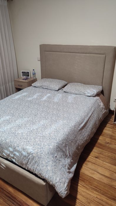Cama de casal beige