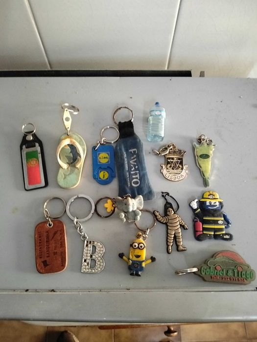 Brindes do bolo rei.porta chaves. Esqueiros Pines etc