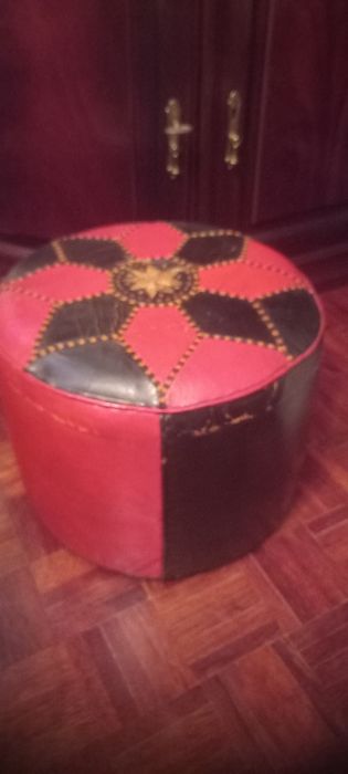 2 pufs em pele para estufar