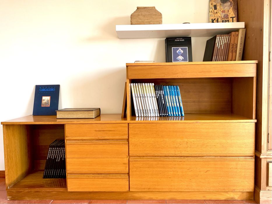 Móvel de Livros e Roupa com 6 gavetas