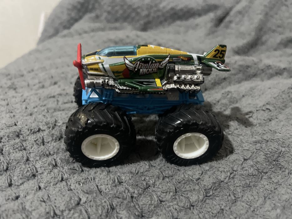 Базова машинка-позашляховик Hot Wheels Monster Trucks (FYJ44)