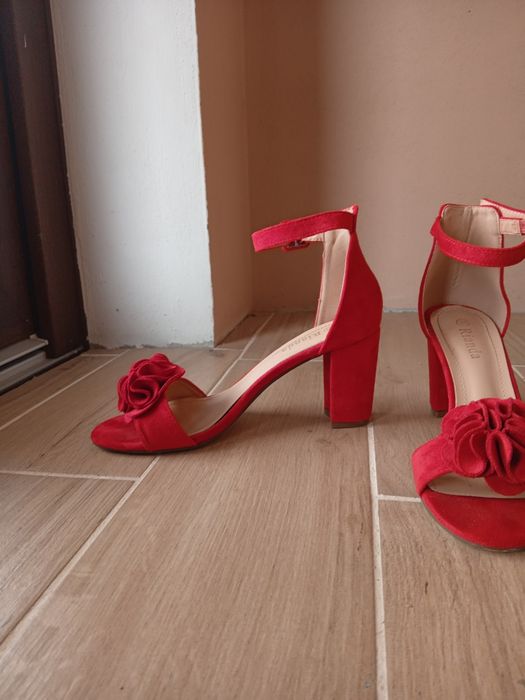 Sandały na słupku r.38