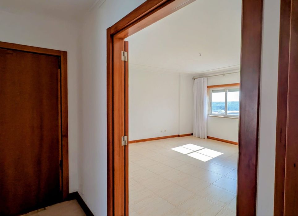 Apartamento T2 com Garagem em Santa Marta do Pinhal, Corroios