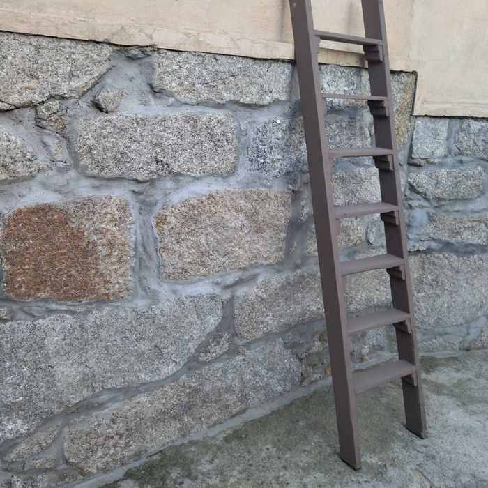 Escada em madeira maciça, com 7 degraus