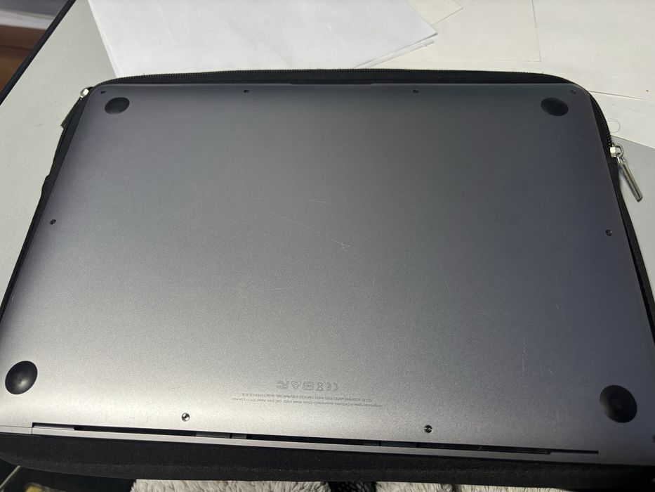 MacBook Air 13" Intel Core i5 8GB RAM 256GB SSD з чехлом