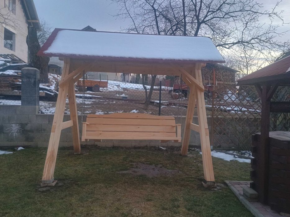 Huśtawka ogrodowa z dachem