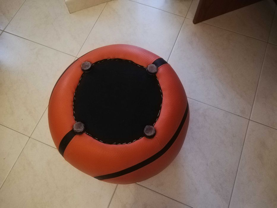 Bonito Puf Bola vermelho com riscas pretas