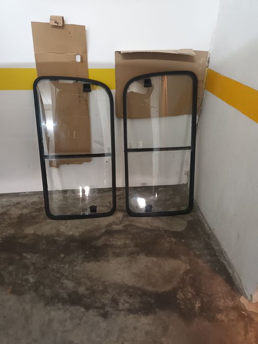 Vende-se peça, Toyota Hiace anos 1998 a 2002, maniplo de abertura da porta mala tráz,e amortecedores da porta e vidros laterais, esquerdo e direito,
