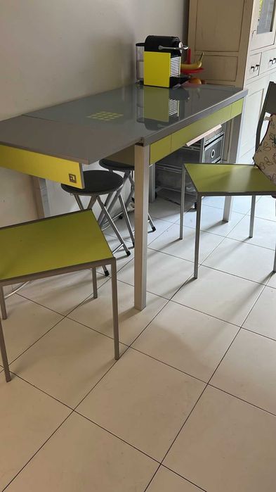 Mesa retrátil de metal com vidro + 2 cadeiras + 2 bancos Impecáveis