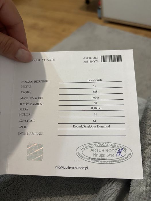 Pierścionek zaręczynowy