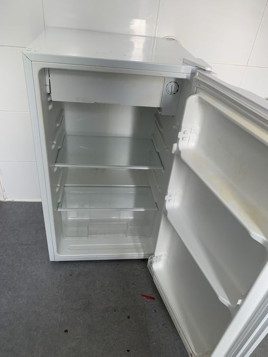 Small Fridge with frizzer Venteira • OLX Portugal
