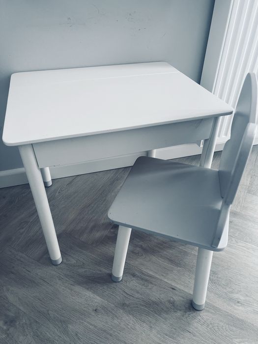 Zestaw drewniany stolik biurko plus krzesełko