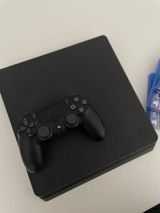 PlayStation 4, com 1 comando e 3 jogos