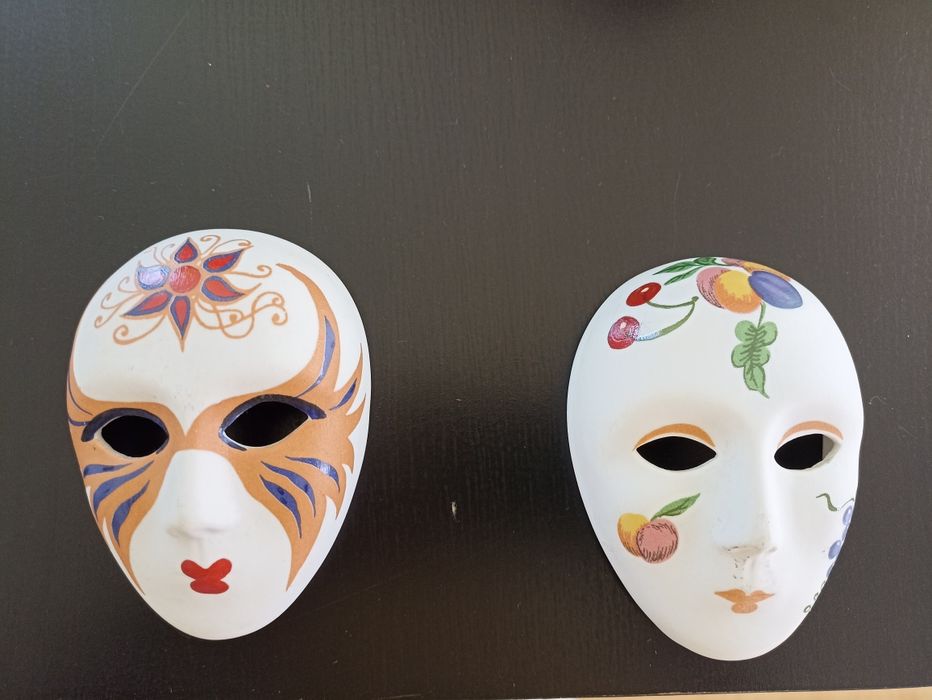Máscaras de loiça decorativas