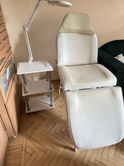 Кушетка масажна , для косметологічних процедур. Також столик з вмонтованою лампою зі збільшуваним склом для косметології.