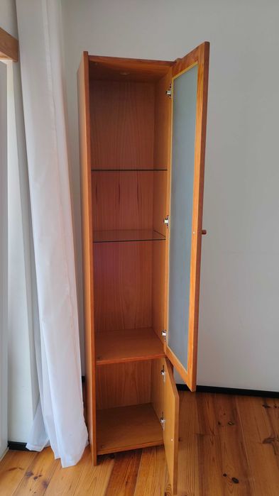 Armário em madeira maciça de cerejeira, com porta em vidro