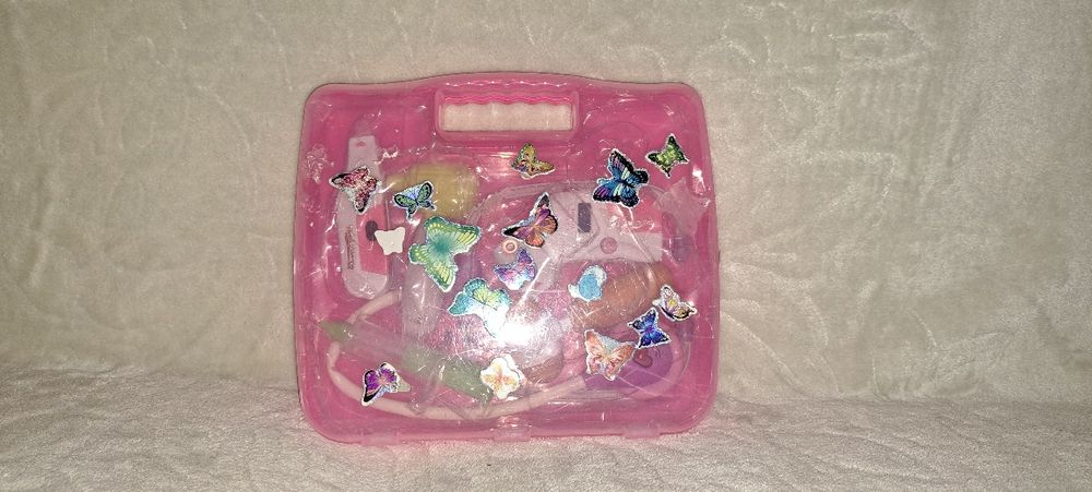 Zabawkowy zestaw lekarski w różowej walizce