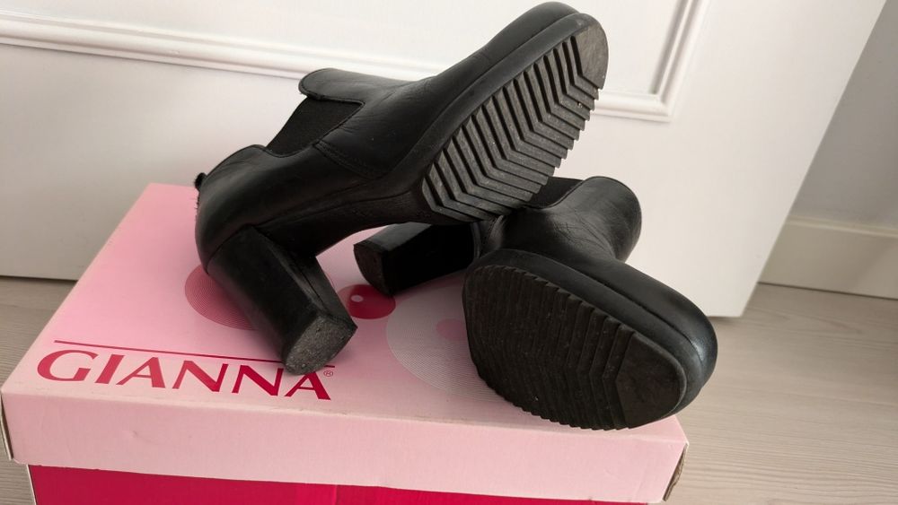 Botins pretos pele