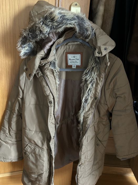 Casaco castanho da Massimo Dutti com pelo e carapuço