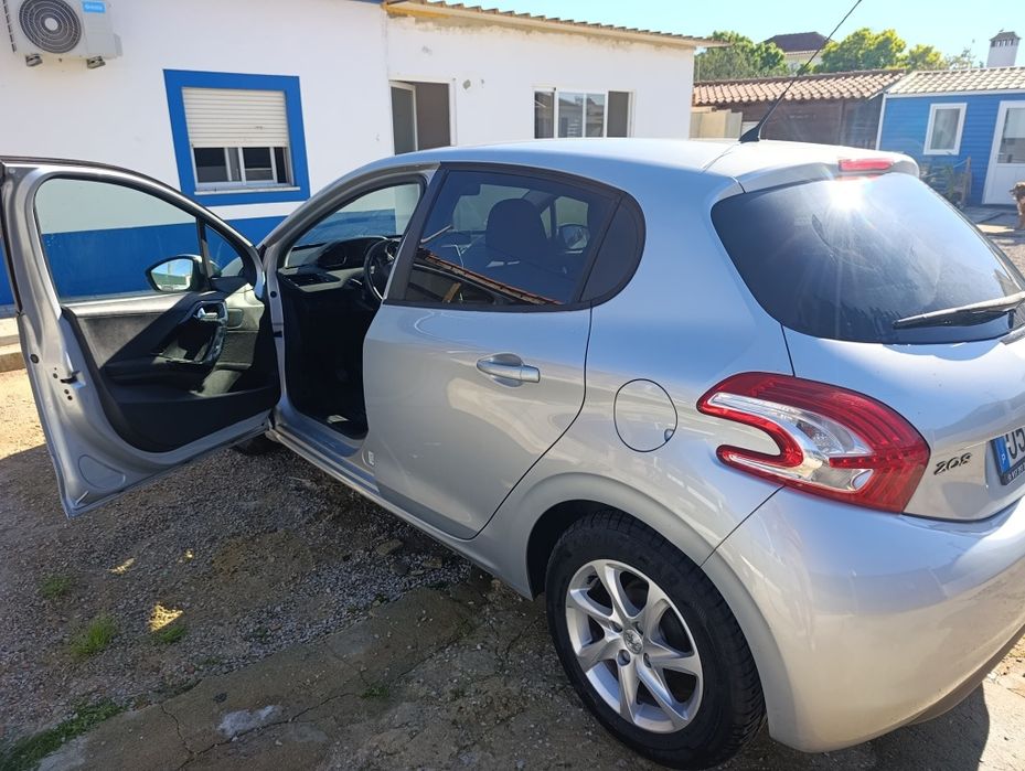 Peugeot 208 1.2 Gasolina 2013 – 123 mil km – Muito estimado