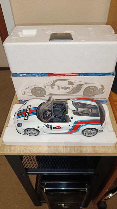 Porsche 918 Spyder "Martini" (1:18) - Minichamps
