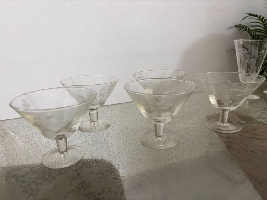 Conjunto de Copos e Taças em Vidro Gravado — 17 peças