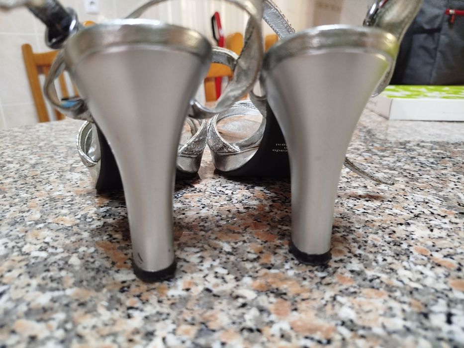 Sandália prateada N 36 c/ carteira oferta
