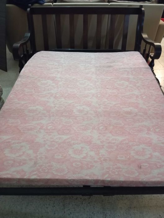 Sofá cama de 3 lugares com braços de madeira