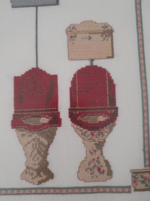 Dois quadros /emoldurados dourado e ,em ponto cruz.