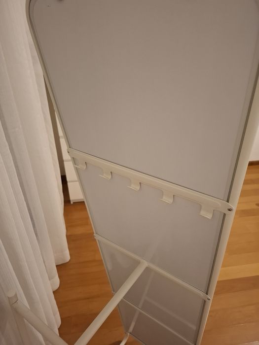 Espelho de pé branco com cabide, muito bom estado