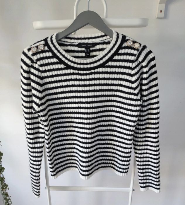 Krótki sweter w paski New Look. Piękne biżuteryjne guziki na ramionach