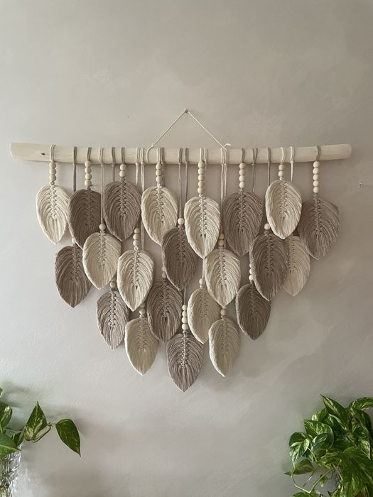 Piorka liscie listki piora na kiju galezi makrama scienna boho korale