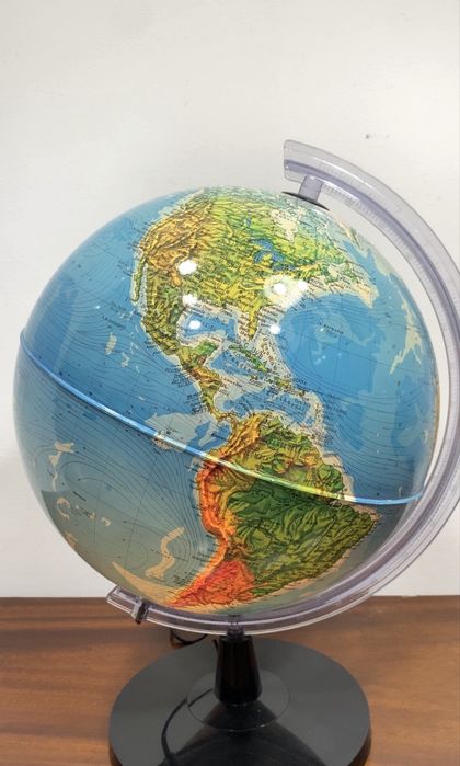 Globo terrestre iluminado.