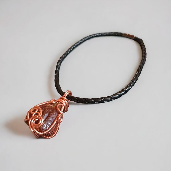 Duży wisior z surowego bursztynu i miedzi na rzemieniu