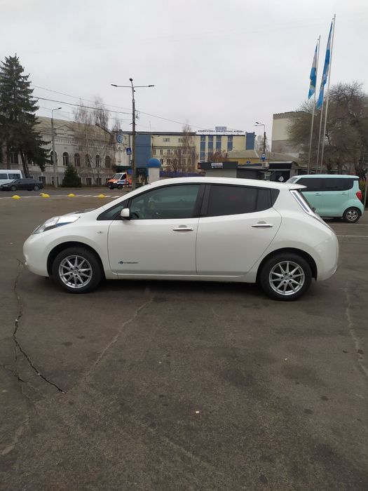 Nissan leaf 2014 рік 24 kwt